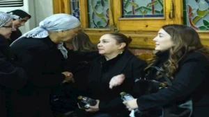 كندة وعمرو يوسف ومنة شلبي وزوجها.. 20 صورة من عزاء سمية الألفي