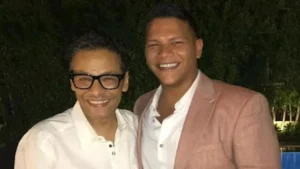 زوجته ممثلة ونجله ظهر مع منى زكي.. 20 صورة للماكيير محمد عبد الحميد مع نجوم الفن