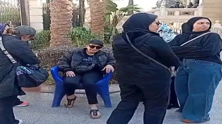 بالصور.. انهيار شقيقة طارق الأمير في جنازته بالصور.. انهيار شقيقة طارق الأمير في جنازته