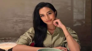 خطفت الأنظار.. ملكة جمال العالم 2025 بإطلالة شتوية أنيقة