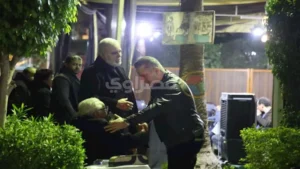 بالصور- تأثر أحمد سعيد عبد الغني في عزاء الراحل طارق الأمير