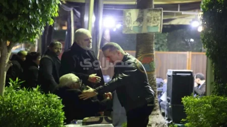 بالصور- تأثر أحمد سعيد عبد الغني في عزاء الراحل طارق الأمير