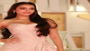 فستان بقصة الكب.. ياسمينا العبد تتألق بالأسود في حفل Joy Awards