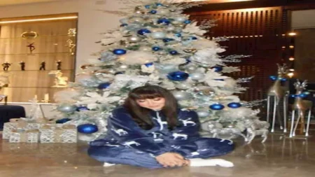 جلسة تصوير شتوية.. بوسي تشارك في احتفالات الكريسماس بـ "البيجاما"