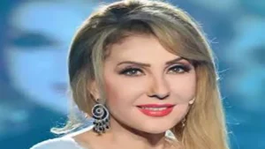 "بساطة ورقي".. نادية الجندي تخطف الأنظار بإطلالتها