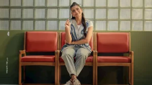 أسماء جلال تنشر بوستر منفرد لفيلم "إن غاب القط" قبل عرضه في السينمات