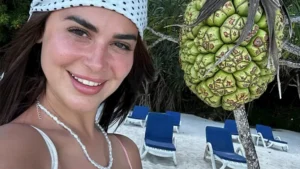 "بإطلالة جريئة".. رانيا منصور تخطف الأنظار بجلسة تصوير على البحر