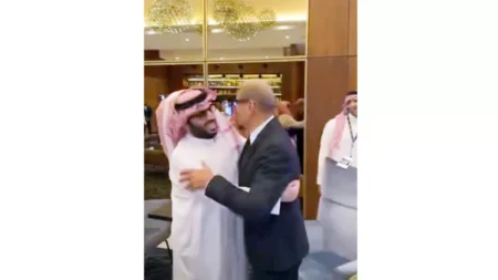 تركي آل الشيخ يرحب بعمرو دياب ويصفه بـ "الأسطورة الحية"