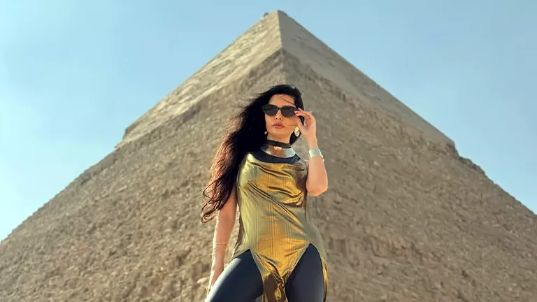 لاميتا فرنجية تخطف الأنظار في أحدث جلسة تصوير أمام الأهرامات