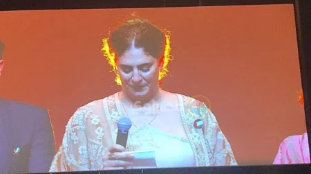 مهرجان البحر الأحمر السينمائي.. مخرجة "فلسطين 36" تضع "دبوس" علم فلسطين على فستانها