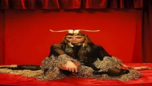 تاج برأس كبش وفستان غير تقليدي.. أغرب إطلالات النجمات والمشاهير خلال عام 2025 تاج برأس كبش وفستان غير تقليدي.. أغرب إطلالات النجمات والمشاهير خلال عام 2025