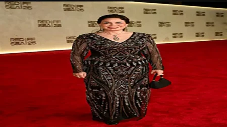 إطلالة كاجوال.. إلهام شاهين تتألق في ثالث أيام مهرجان البحر الأحمر