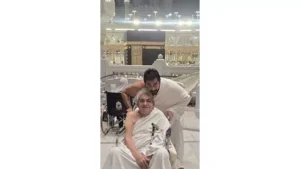 يؤدي مناسك العمرة على كرسي متحرك.. أحدث ظهور لـ فاروق وأحمد فلوكس