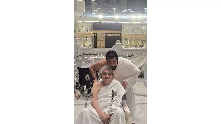 يؤدي مناسك العمرة على كرسي متحرك.. أحدث ظهور لـ فاروق وأحمد فلوكس يؤدي مناسك العمرة على كرسي متحرك.. أحدث ظهور لـ فاروق وأحمد فلوكس