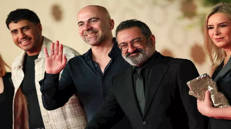 صناع فيلم "يونان" يلتقطون صورا تذكارية على السجادة الحمراء لمهرجان البحر الأحمر السينمائي صناع فيلم "يونان" يلتقطون صورا تذكارية على السجادة الحمراء لمهرجان البحر الأحمر السينمائي