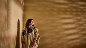 فريق فيلم "هجرة" يخضع لجلسة تصوير على هامش فعاليات مهرجان البحر الأحمر السينمائي