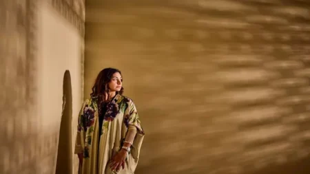 فريق فيلم "هجرة" يخضع لجلسة تصوير على هامش فعاليات مهرجان البحر الأحمر السينمائي