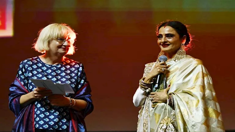 تكريم النجمة الهندية ريخا في مهرجان البحر الأحمر السينمائي تكريم النجمة الهندية ريخا في مهرجان البحر الأحمر السينمائي