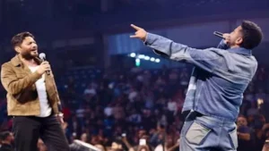 "راقد على السرير مش بيتحرك".. أحمد سعد يكشف تطورات حالة تامر حسني الصحية