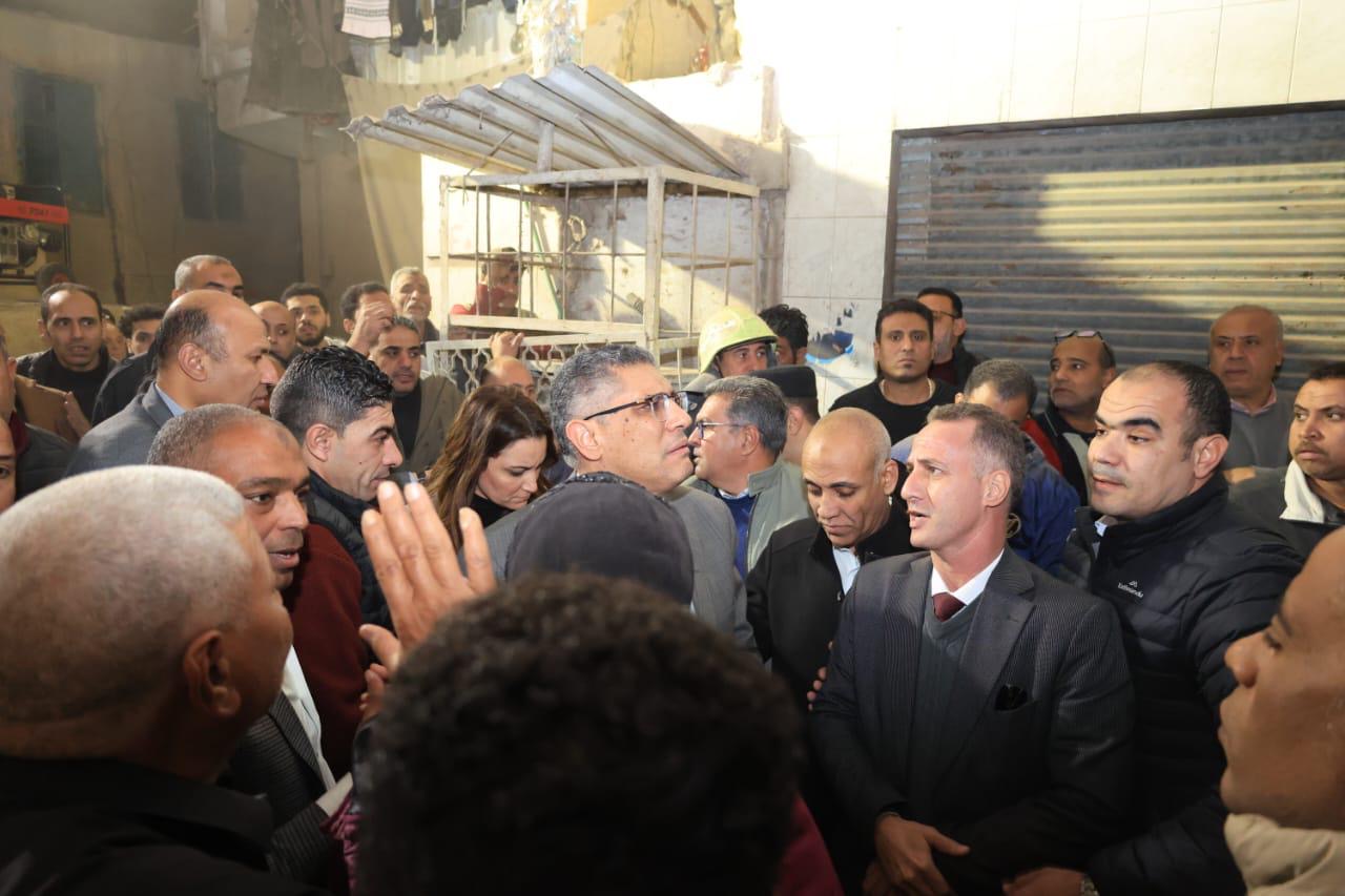 محافظ الجيزة يتفقد موقع انهيار عقار بإمبابة ويشدد على الإنقاذ