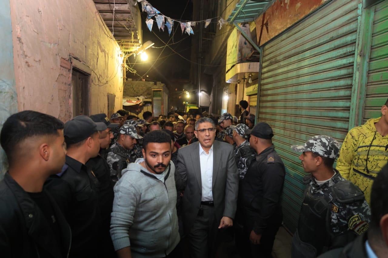 محافظ الجيزة يتفقد موقع انهيار عقار بإمبابة ويشدد على الإنقاذ