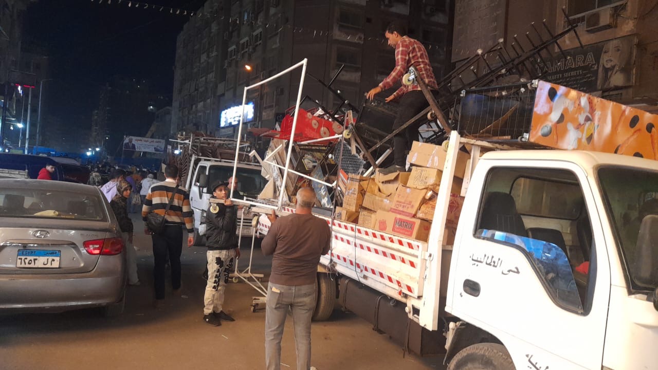 شن حملات ليلية مكثفة لرفع الإشغالات بحي الطالبية.. صور