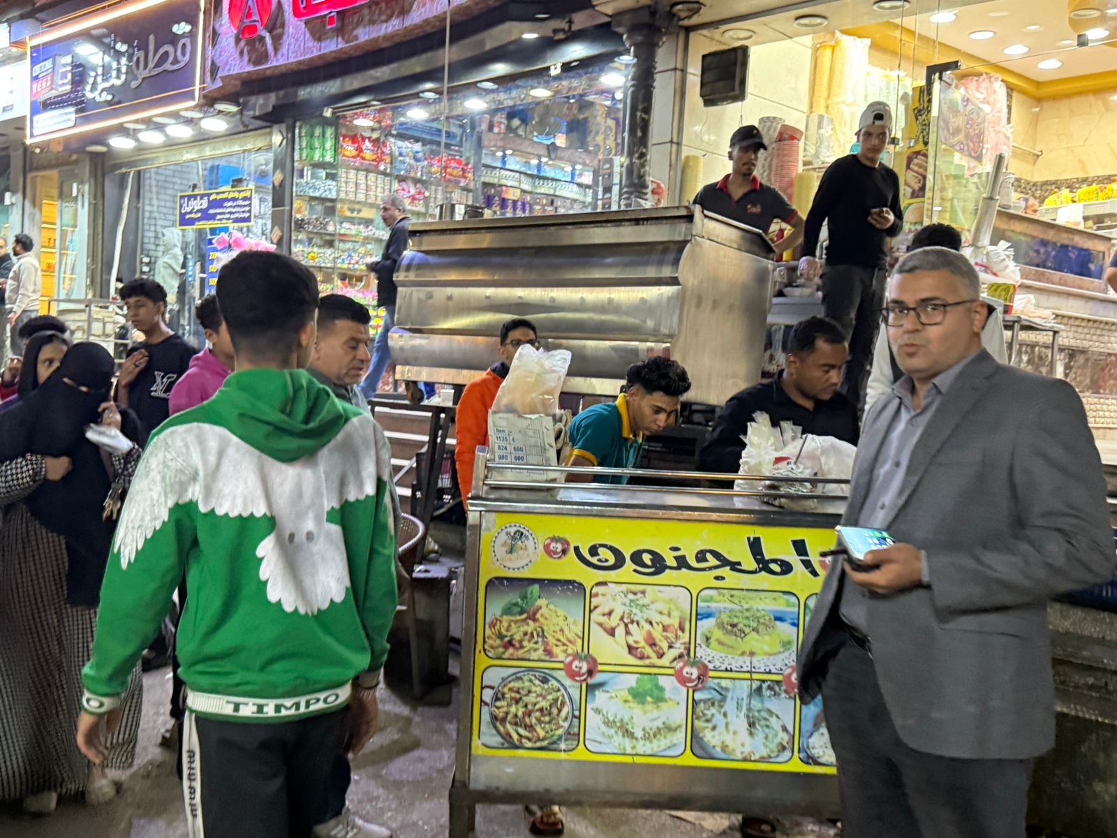 شن حملات ليلية مكثفة لرفع الإشغالات بحي الطالبية.. صور