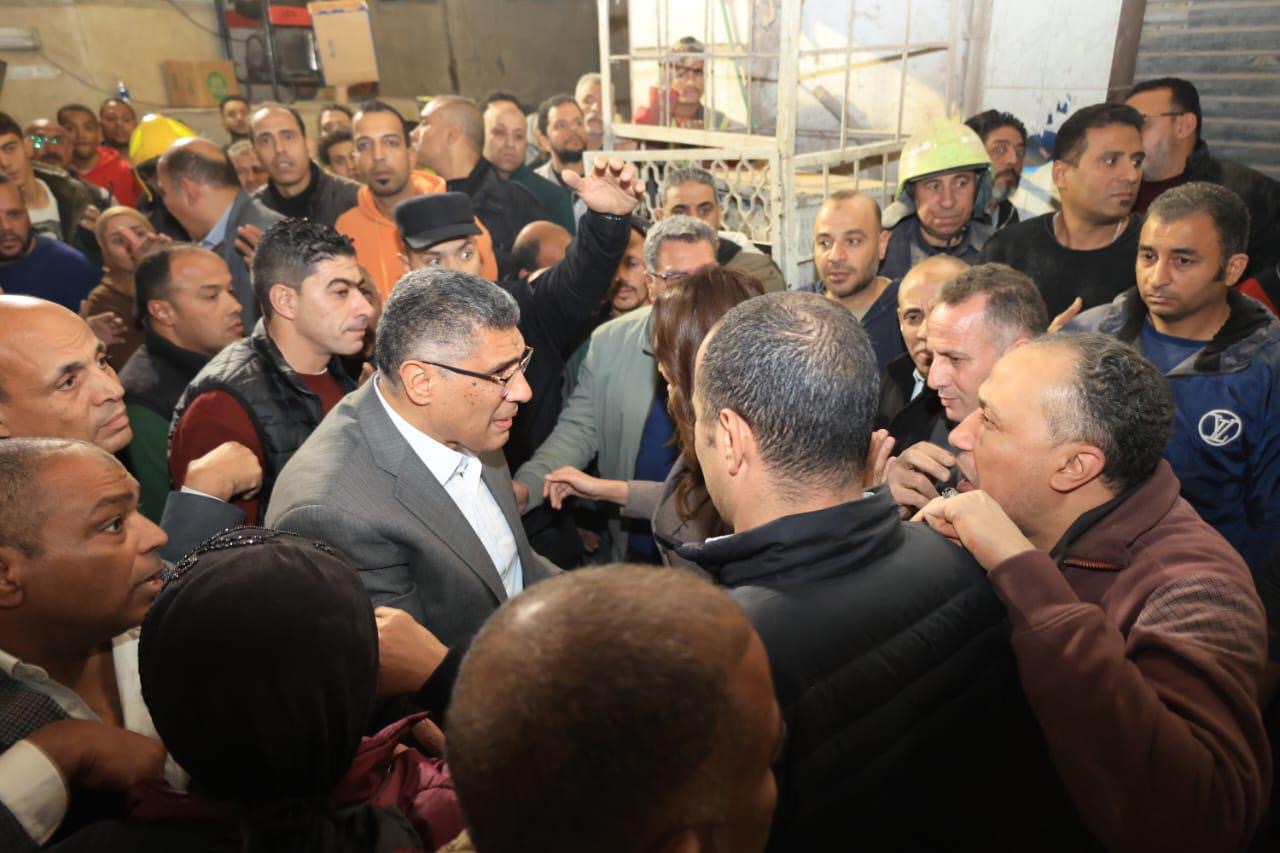 محافظ الجيزة يتفقد موقع انهيار عقار بإمبابة ويشدد على الإنقاذ