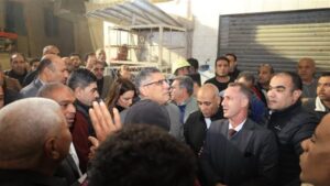 محافظ الجيزة يتفقد موقع انهيار عقار بإمبابة ويشدد على الإنقاذ