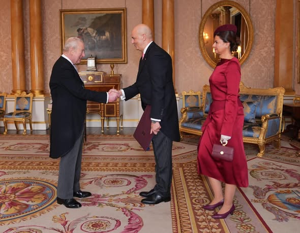 السفير المصري في لندن يقدم أوراق اعتماده لجلالة الملك تشارلز الثالث ملك المملكة المتحدة 1 السفير المصري في لندن يقدم أوراق اعتماده لجلالة الملك تشارلز الثالث ملك المملكة المتحدة
