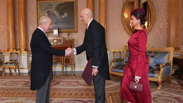 السفير المصري في لندن يقدم أوراق اعتماده لجلالة الملك تشارلز الثالث ملك المملكة المتحدة السفير المصري في لندن يقدم أوراق اعتماده لجلالة الملك تشارلز الثالث ملك المملكة المتحدة