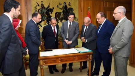 وزير الخارجية يتسلم وثائق ومستندات وخرائط تاريخية من دار الكتب بعد ترميمها