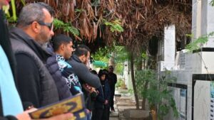 سباحو الزهور يزورون قبر زميلهم يوسف في بورسعيد