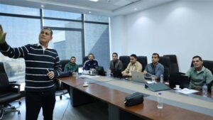 أوسكار رويز يعقد اجتماعًا فنيًا مع الحكام لمراجعة بعض الحالات التحكيمية