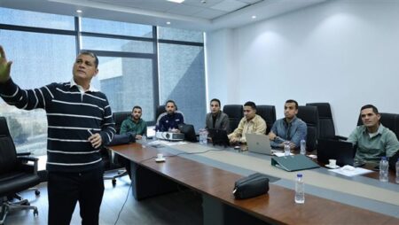 أوسكار رويز يعقد اجتماعًا فنيًا مع الحكام لمراجعة بعض الحالات التحكيمية