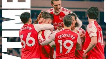 آرسنال يخطف فوزًا ثمينًا من إيفرتون ويتصدر الدوري الإنجليزي