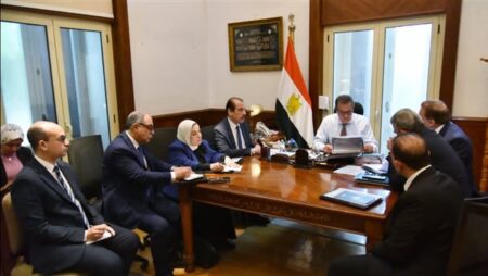 وزير الصحة يستعرض مستجدات مشروع مدينة اللقاحات والبيوتكنولوجي في اجتماع موسّع