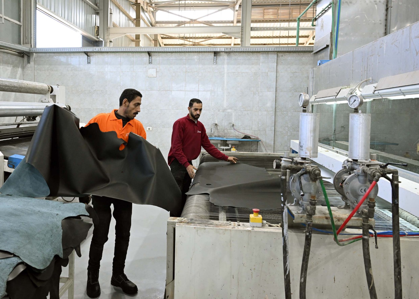 مدبولي يتفقد مشروع رفع كفاءة وتأهيل مركز تكنولوجيا دباغة الجلود بالروبيكي.. صور