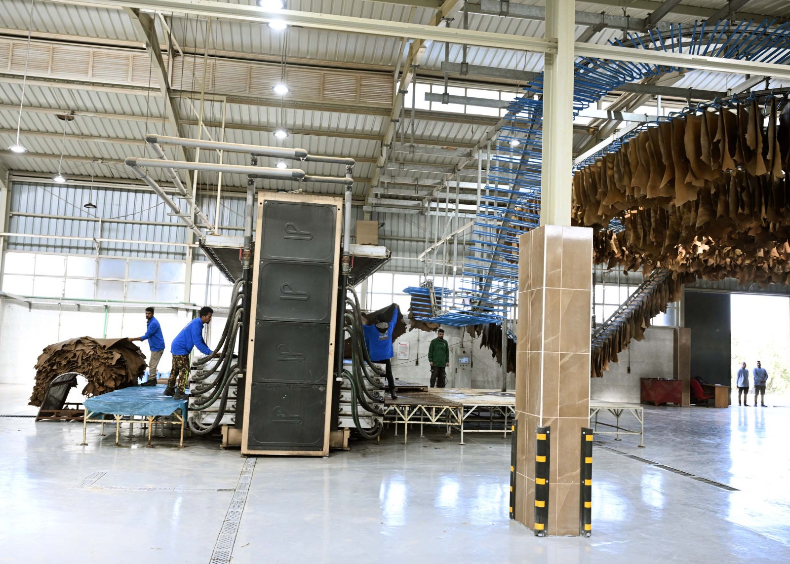 مدبولي يتفقد مشروع رفع كفاءة وتأهيل مركز تكنولوجيا دباغة الجلود بالروبيكي.. صور