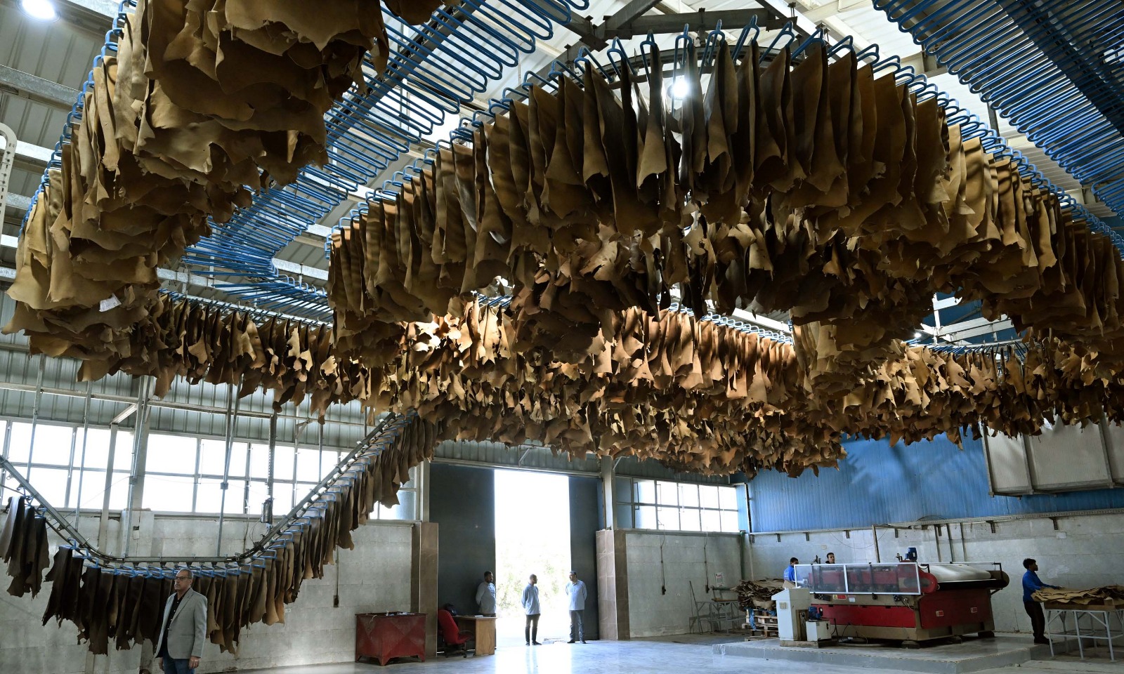 مدبولي يتفقد مشروع رفع كفاءة وتأهيل مركز تكنولوجيا دباغة الجلود بالروبيكي.. صور