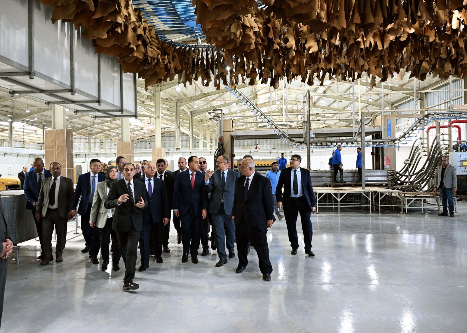 مدبولي يتفقد مشروع رفع كفاءة وتأهيل مركز تكنولوجيا دباغة الجلود بالروبيكي.. صور