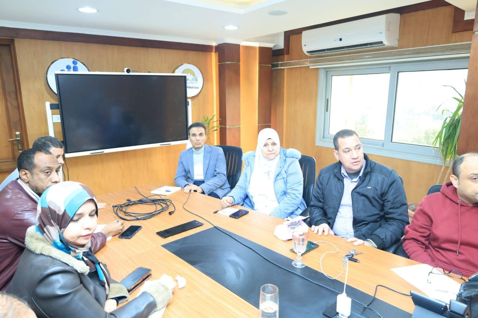 من داخل مركز السيطرة.. السكرتير العام يتابع التجهيزات لجولة الإعادة لانتخابات النواب بدائرة إمبابة