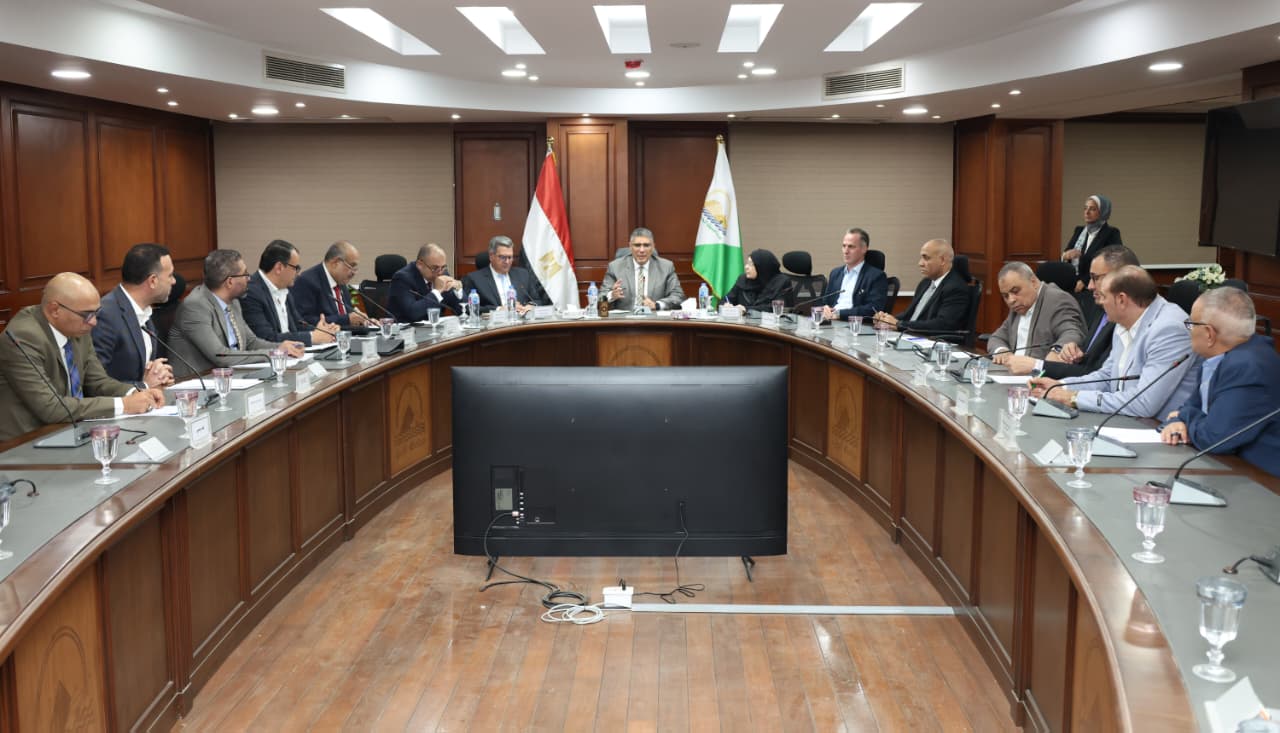 محافظ الجيزة يترأس اجتماعًا لمتابعة تطوير حدائق الأهرام وتحسين الخدمات المقدمة للمواطنين