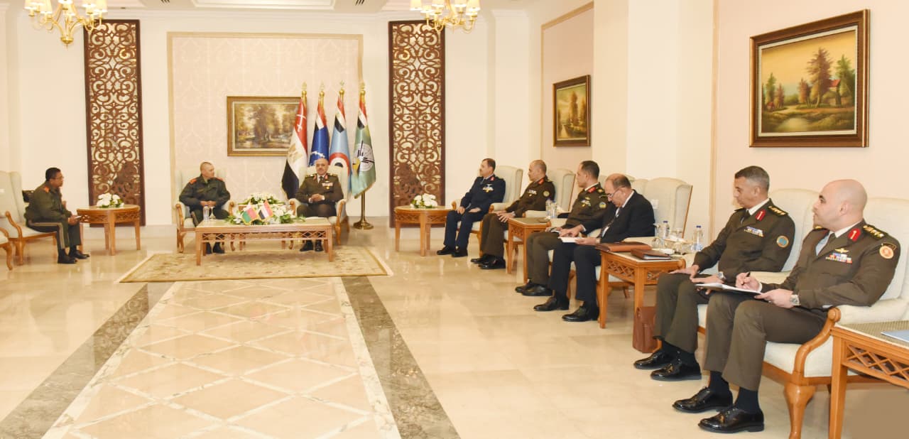 وزير الدفاع ورئيس الأركان يعقدان لقاءات ثنائية مع قادة الوفود العسكرية بـ«إيديكس 2025 »