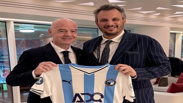 "إنفانتينو" يتسلم قميص تذكاري من ممدوح عيد ويشيد بأداء بيراميدز بكأس إنتركونتيننتال "إنفانتينو" يتسلم قميص تذكاري من ممدوح عيد ويشيد بأداء بيراميدز بكأس إنتركونتيننتال