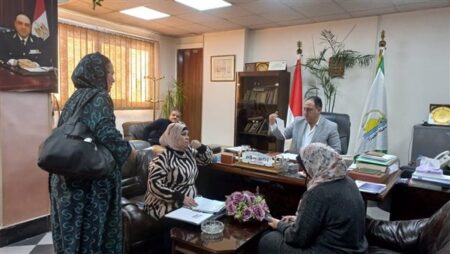 رئيس حي العجوزة يعقد اللقاء الأسبوعى للمواطنين للوقوف على الشكاوى وحلها