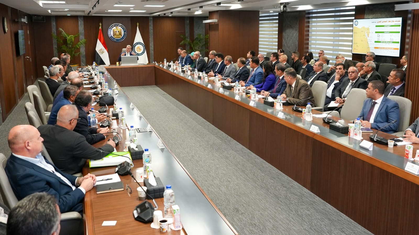 وزير البترول يعقد اجتماعا موسعا مع شركات التعدين 1 وزير البترول يعقد اجتماعا موسعا مع شركات التعدين