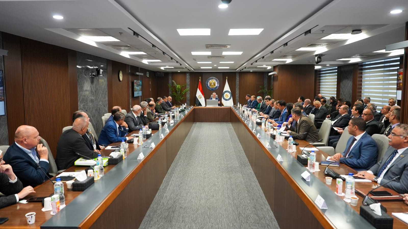 وزير البترول يعقد اجتماعا موسعا مع شركات التعدين 2 وزير البترول يعقد اجتماعا موسعا مع شركات التعدين