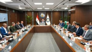 وزير البترول يعقد اجتماعا موسعا مع شركات التعدين