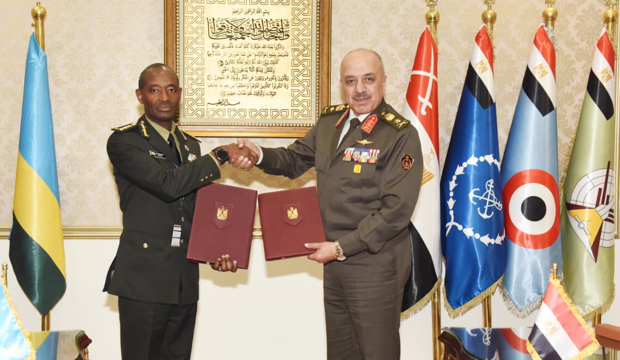 وزير الدفاع ورئيس الأركان يعقدان لقاءات ثنائية مع قادة الوفود العسكرية بـ«إيديكس 2025 »